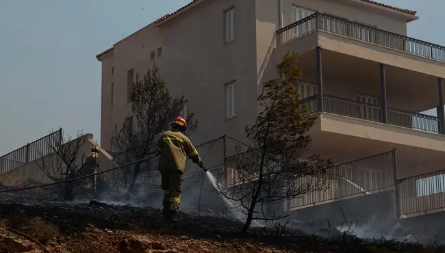 kolasi-i-attiki-sokaroyn-oi-eikones-stachtes-kai-kamena-spitia-afinei-piso-tis-i-fotia-katapie-scholiko-sygkrotima-290253