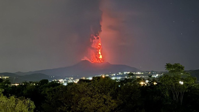 kokkinos-synagermos-xypnise-to-ifaisteio-se-paniko-oi-toyristes-ektoxeyei-lava-ekleise-to-aerodromio-291460