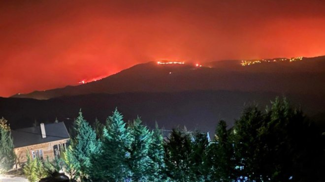 ektakto-eftasan-oi-kapnoi-stin-athina-kleista-scholeia-ayrio-se-dimoys-amp-8211-kaigontai-spitia-anexelikti-i-katastasi-308019