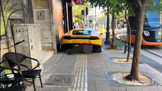 aparadektos-ellinaras-parkare-tin-lamborghini-toy-pano-se-pezodromio-epano-ston-odigo-tyflon-303582